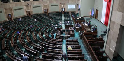 Co za sceny w Sejmie! Jachira położyła to na siedzeniu Kaczyńskiego. Wojna o kształt Polskiego Ładu w decydującej fazie [RELACJA]