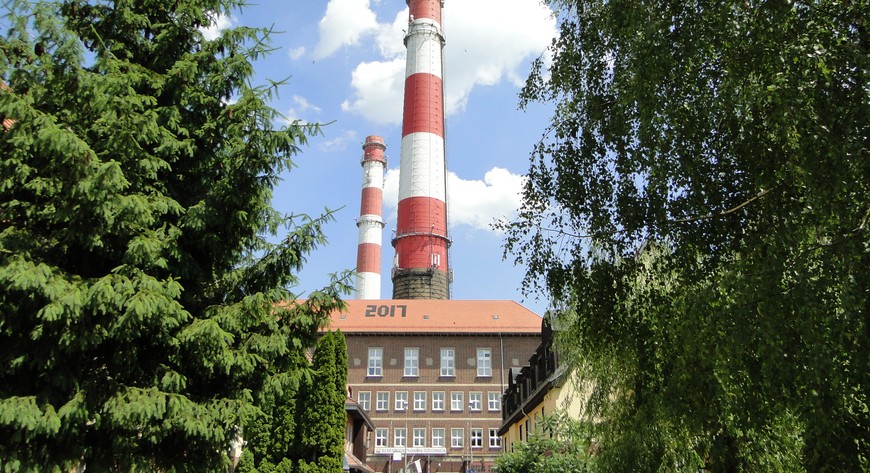 Charakterystyczna architektura z kominami elektrociepłowni „Czechnica oraz towarzysząca jej zabudowa mieszkaniowa wielokrotnie przyciągały do Siechnic filmowców.