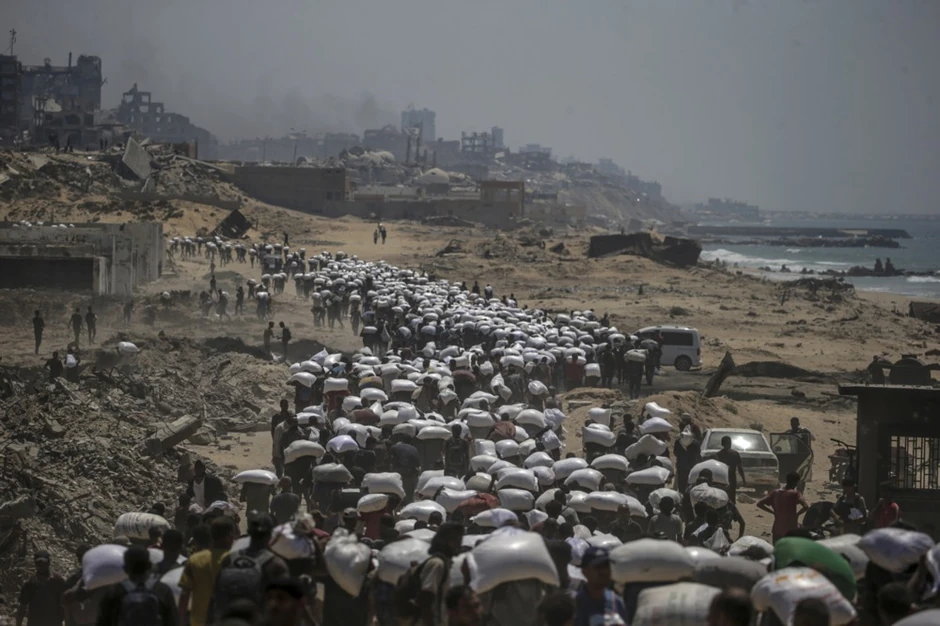 Palestinci nose humanitarnu pomoć u Zikimu na severu Gaze 27. jula