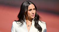 Mutatjuk a ruhát, amivel Meghan Markle magára haragította a palotát: Harry herceg felesége jóval merészebb darabban jelent meg a megengedettnél