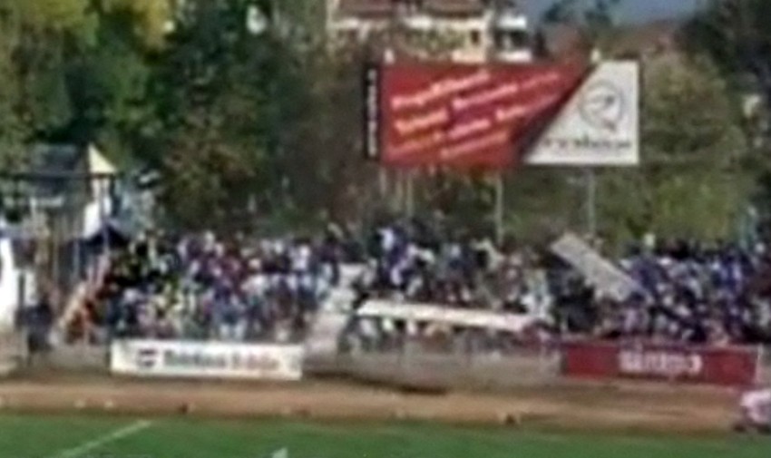 Osnovci beže sa tribina