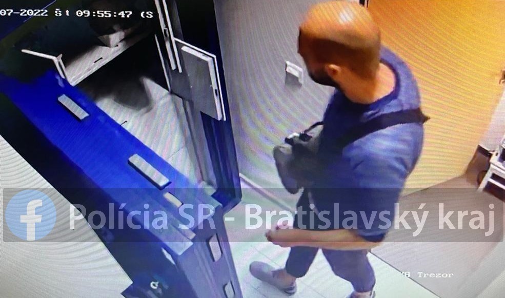 Polícia pátra po mužoch na záberoch. 