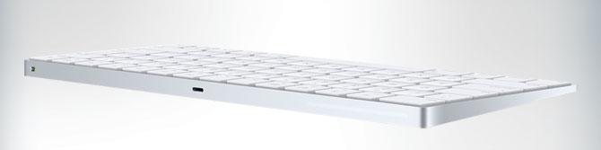 Nowa klawiatura w iMacu jest bardziej płaska niż u poprzednika i ma większe klawisze funkcyjne.