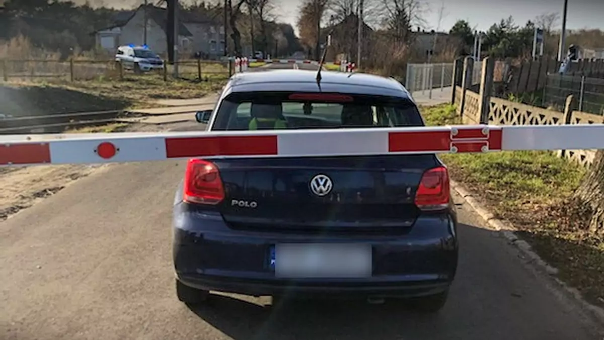 81-letni kierowca Volkswagena wjechał za zamknięte rogatki