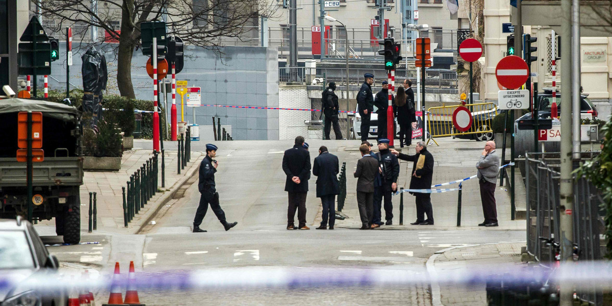 Po zamachu policja zamyka wejście do stacji metra Maalbeek w centrum Brukseli