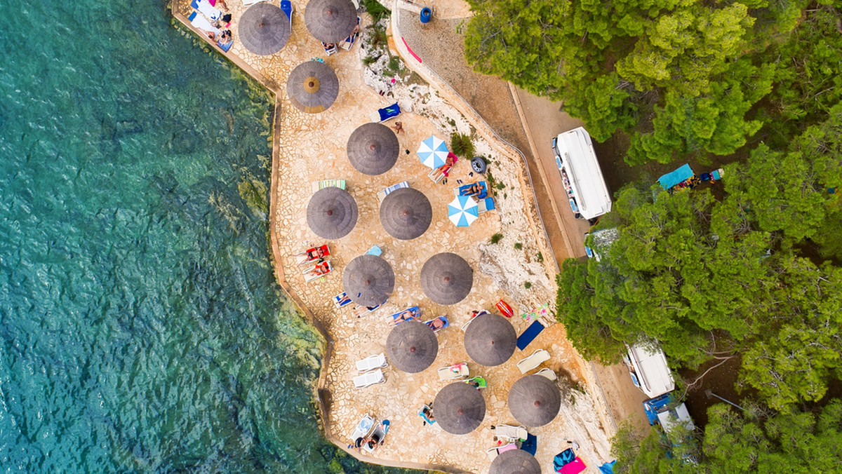 26-letnia kobieta zginęła, gdy wyskoczyła z łodzi do morza, by odzyskać swoje klapki. Do tragedii doszło przy plaży na kolumbijskiej wyspie San Andres.