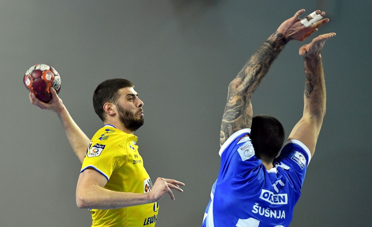 Zawodnik drużyny Łomża Vive Kielce Branko Vujović (L) i Leon Susnja (P) z zespołu Orlen Wisła Płock PAP/Piotr Polak