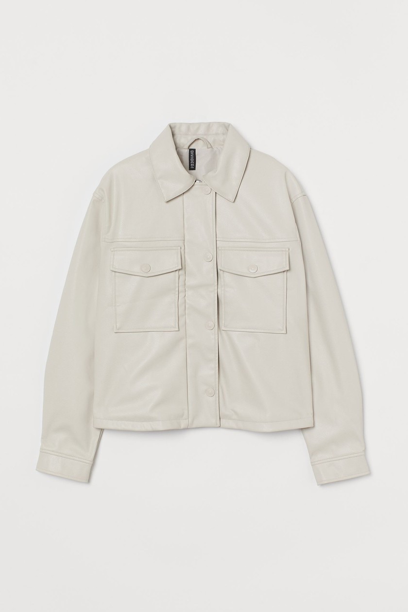 Veste courte blanche en cuir synthétique de H&M pour environ CHF 50.–.