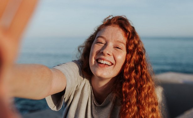 Okuliści ostrzegają: Selfie na słońcu może spowodować uraz oczu