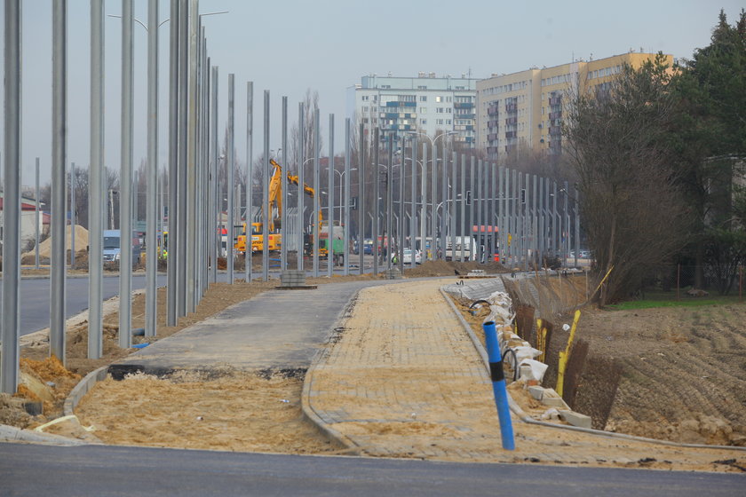 Urzędnicy montują ekrany akustyczne w szczerym polu 