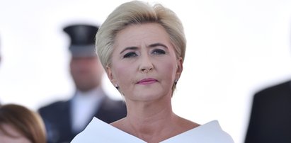 Agata Duda ma gest. Przekazała broszkę na licytację na rzecz poważnie chorej dziewczynki