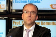 Roman Kotliński patrzy się