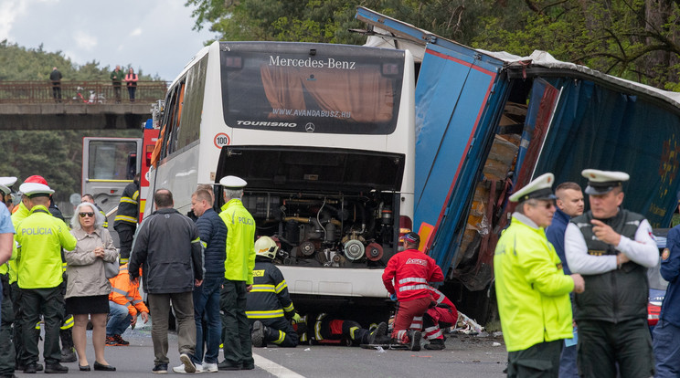 A szlovákiai magyar buszbaleset sérültjei közül tízet szállítottak a pozsonyi egyetemi kórházba, közülük nyolc ember állapota kritikus / Fotó: MTI/TASR/TASR/Michal Svítok