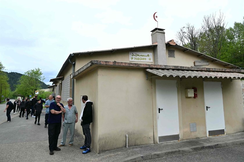 Brutal murder in a mosque in France. The attacker gave himself into the hands of the police