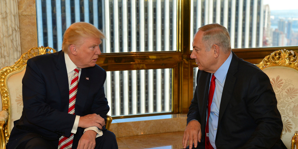 Israeli Prime Minister Benjamin Netanyahu (R) speaks to Republican U.S. presidential candidate Donald Trump during their meeting in New York, September 25, 2016.
