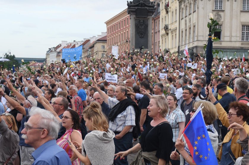 Polacy zmęczeni zamieszaniem związanym z miesięcznicami