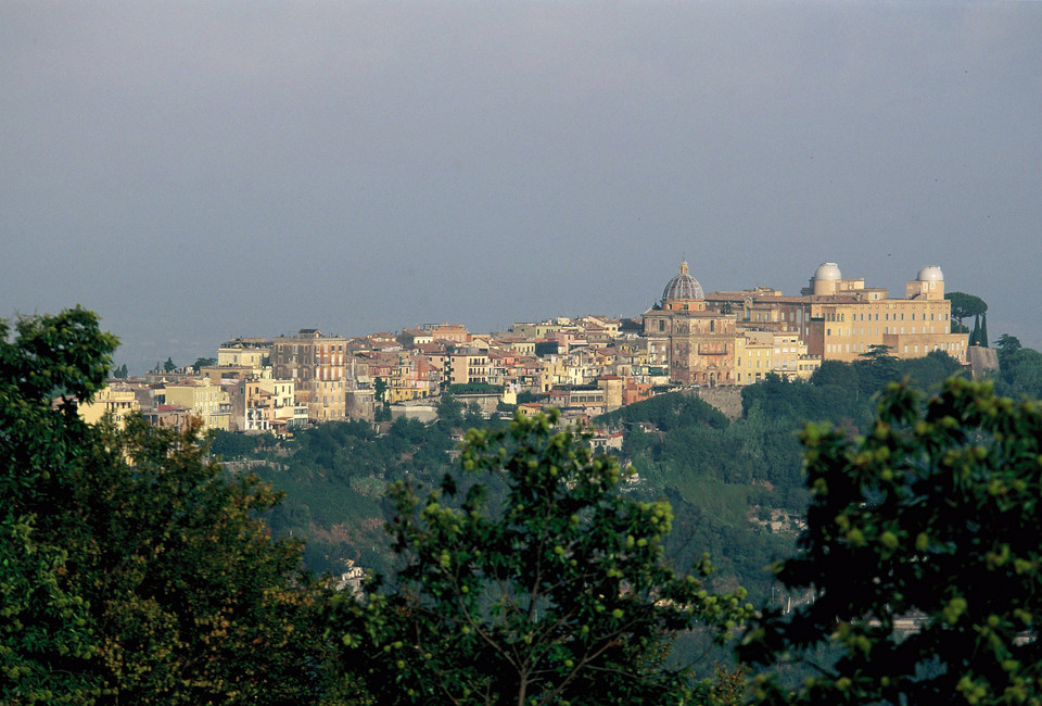 Widok na Castel Gandolfo nad jeziorem Albano i letnią rezydencję papieża we włoskiej prowincji Lacjum