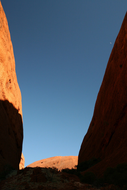 Na trasie w Dolinie Wiatrów, Kata Tjuta (Olgas)