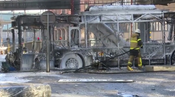 A kigyulladt busz megmaradt váza, miután eloltották a lángokat