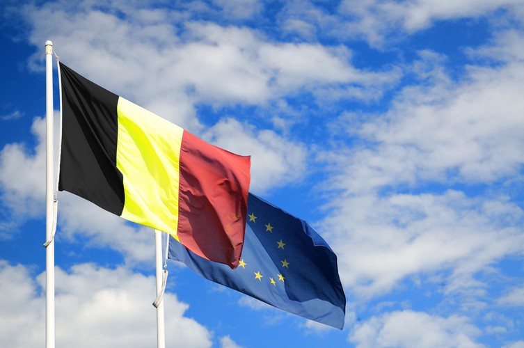 Chociaż w Belgii pracuje się znacznie krócej niż w Polsce (średnio 37,2 godziny, przy 40,7 godzinach w naszym kraju) i ma ona znacznie mniejszą ilość mieszkańców (11,2 mln w 2013 roku), całkowite PKB Belgii w 2014 roku było prawie na takim samym poziomie co u nas. Dla Polski wyniosło ono 544 mld. dol., natomiast dla członka Beneluksu 528 mld. (dane z 2014 roku pochodzące z Międzynarodowego Funduszu Walutowego). Jednakże pomiędzy efektywnością pracy w Polsce i w Belgii istnieje głęboka przepaść. Na jedno euro wypracowane na statystycznego Kowalskiego wypada prawie 4,5 euro Belga. Coś chyba poszło nie tak? Na fot. Flagi Belgii i Unii Europejskiej, fot. Diego Barbieri