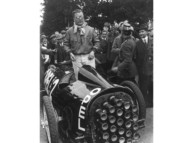 W 1928 roku rakieta Opla bije rekord prędkości na torze wyścigowym Avus w Berlinie. Fritz von Opel osiąga prędkość 238 km/h, prawdziwy, wprost niewyobrażalny w tamtych czasach wyczyn