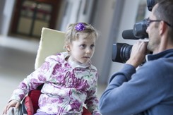 O krok od śmierci. 6-letnia Laura upadła na widły, wbiły jej się w głowę