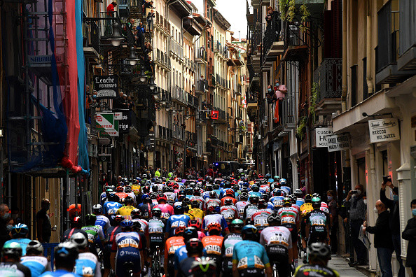 21 października 2020: Drugi etap Vuelta a Espana. Kolarze jadący ulicami Pampeluny