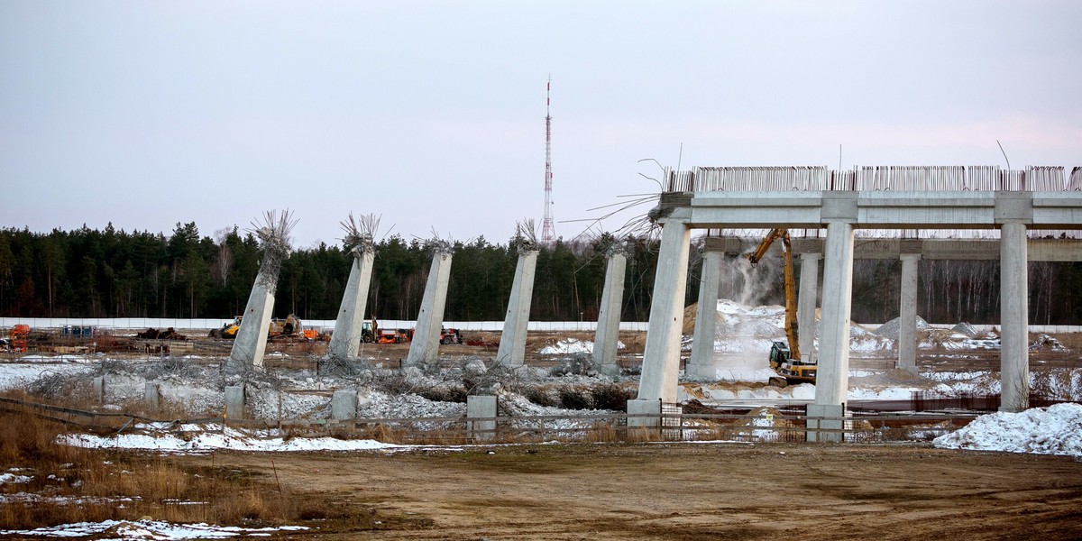 Rozmontowanie części betonowych instalacji pod blok Ostrołęka C. Enea i Energa rozwiązują część rezerw przeznaczonych na inwestycję. 