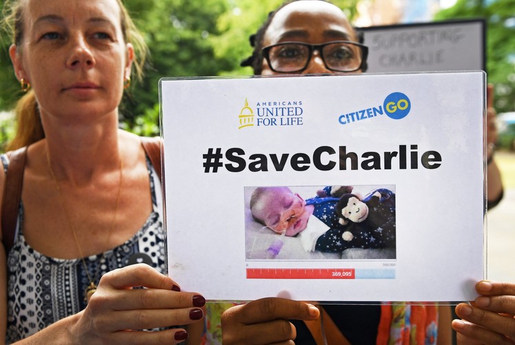 CHARLIE GARD UMIERA, RODZICE WALCZĄ O JEGO ŻYCIE
