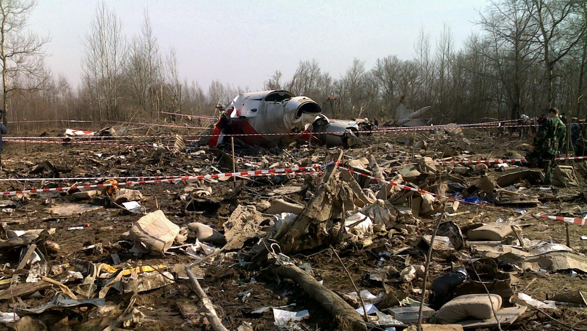 Nie ma żadnych wątpliwości, że w rządowym samolocie TU-154M, lecącym 10 kwietnia 2010 r. z Warszawy do Smoleńska, doszło do kilku eksplozji. Brzoza nie miała wpływu na pierwotne zniszczenie skrzydła - do takich wniosków doszedł Frank Taylor, międzynarodowy ekspert z dziedziny badania wypadków lotniczych - czytamy w dzisiejszej "Gazecie Polskiej Codziennie".