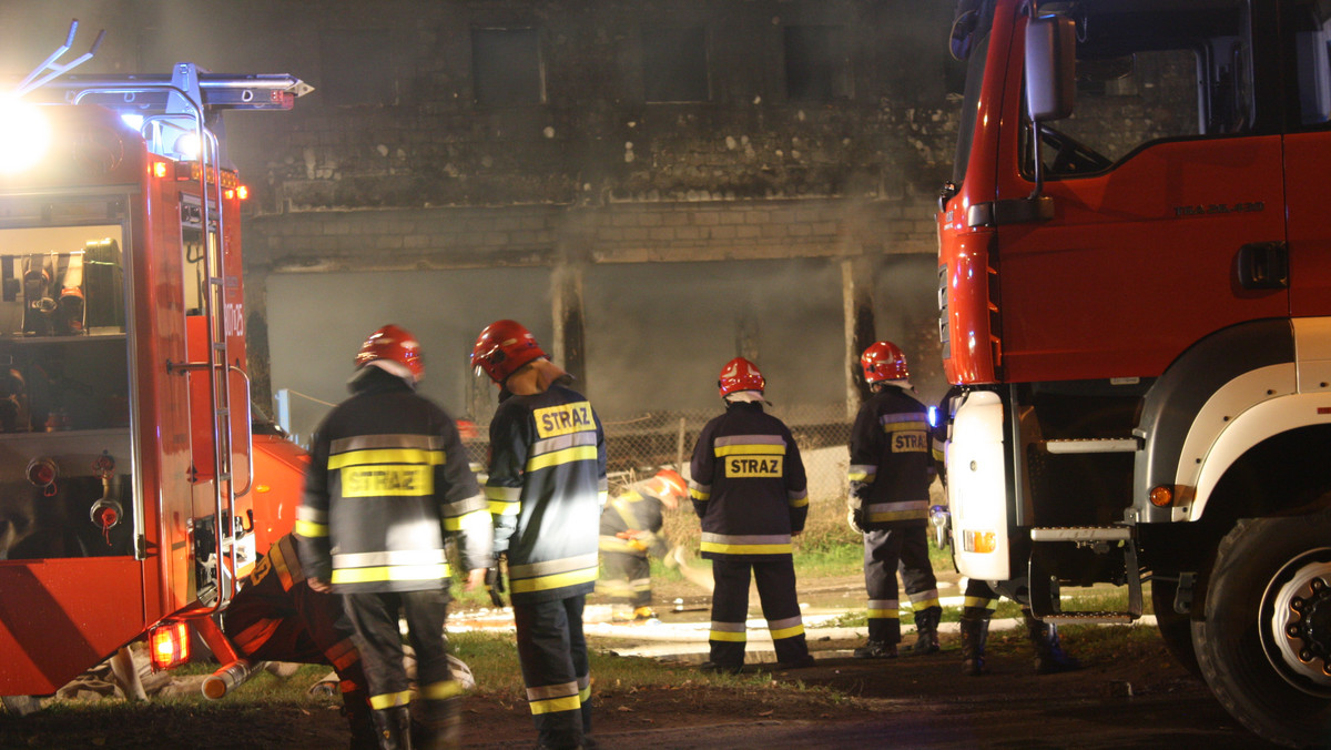W Danowie w powiecie goleniowskim pali się zakład produkujący okna - informuje TVP Info. W sumie na miejsce wysłano 16 zastępów straży pożarnej oraz cysternę z wodą i dwie jednostki ze Szczecina i Stargardu.