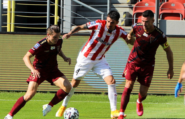 Sergiu Hanca oraz Hubert Matynia (L) i Adam Frączczak (P) z Pogoni Szczecin