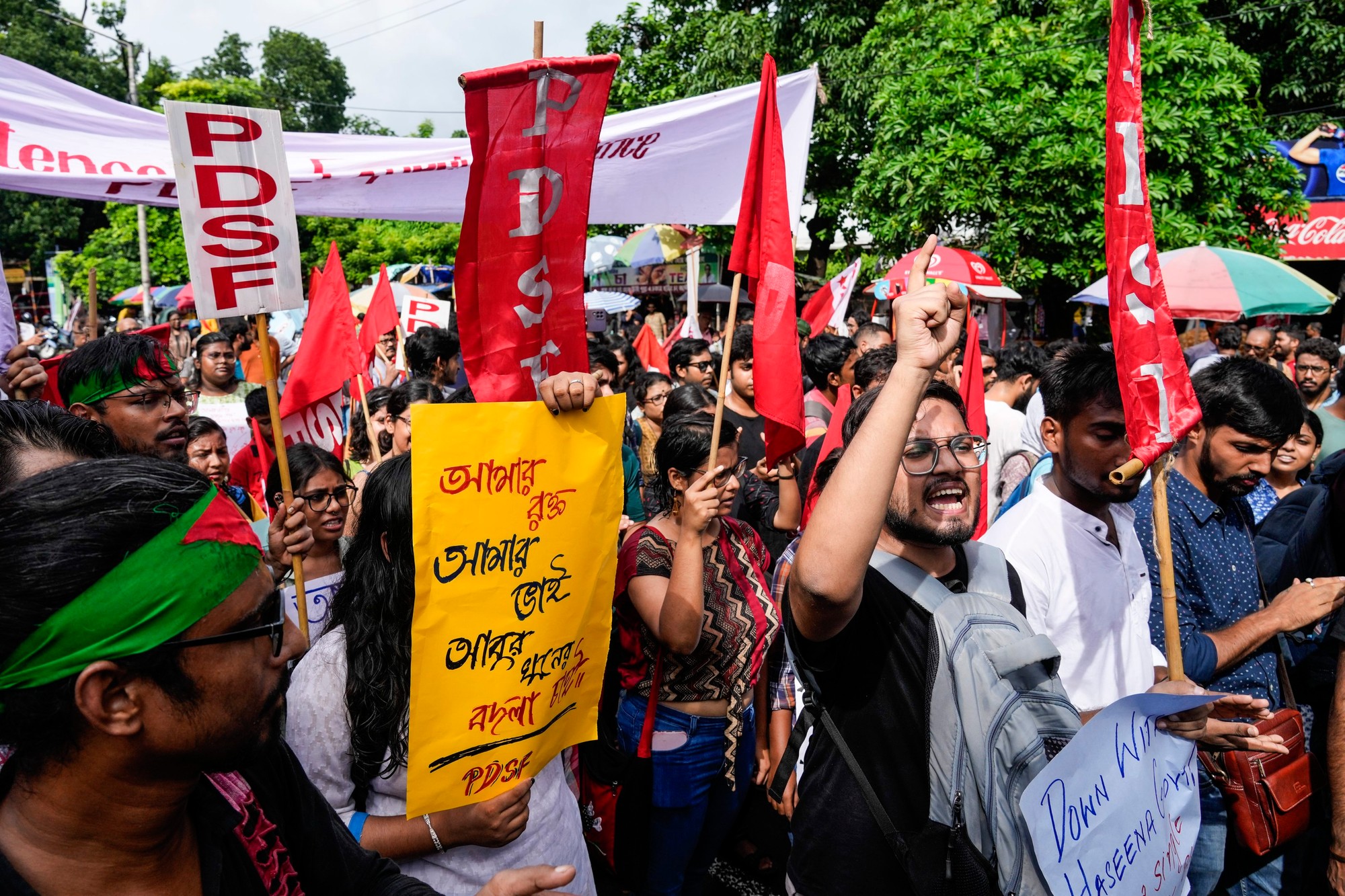 Bangladéš oznámil zavedenie zákazu vychádzania a nasadenie vojenských jednotiek po niekoľkodňových protestoch.