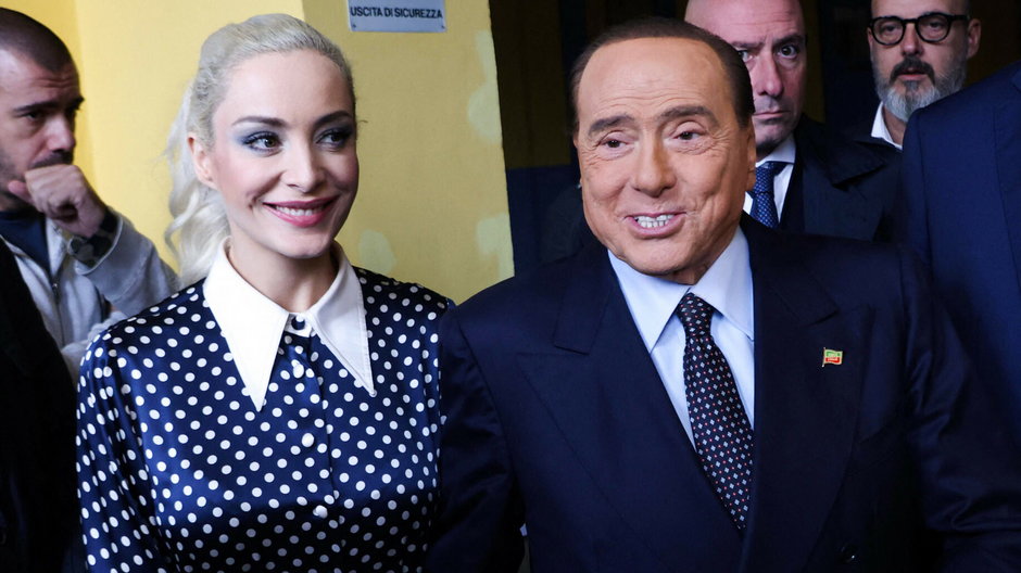 Marta Fascina i Silvio Berlusconi przed oddaniem głosu we włoskich wyborach parlamentarnych