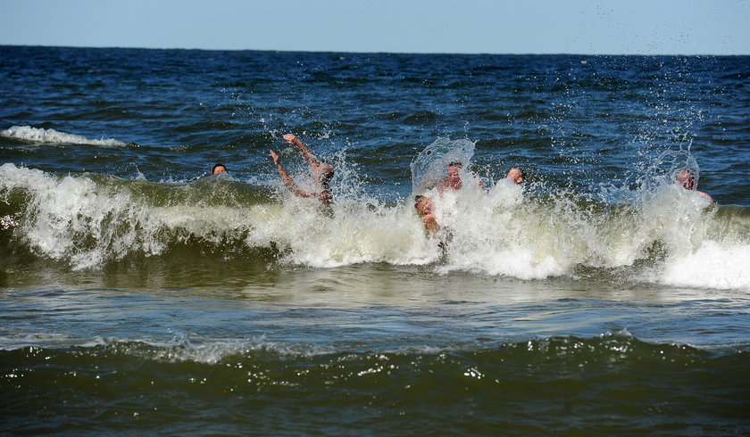 Turyści kąpią się w Bałtyku