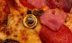 Dostała pizzę ze śrubami i nakrętkami. Zaserwowała ją popularna sieć restauracji