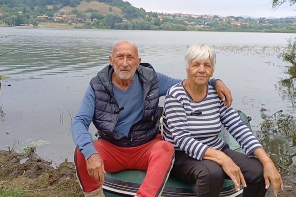 (FOTO, VIDEO) Slobodanka i Milan znaju za šta žive! Na vatri se krčka kotlić, na stolu domaće vino, čekaju da riba zagrize... Jovići žive na jezerima Srbije već pola veka, ovo je čisto UŽIVANJE