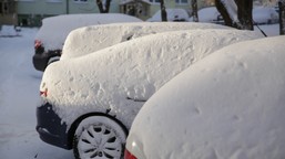 opady śniegu sparaliżowały transport w części kraju. ważna trasa zablokowana