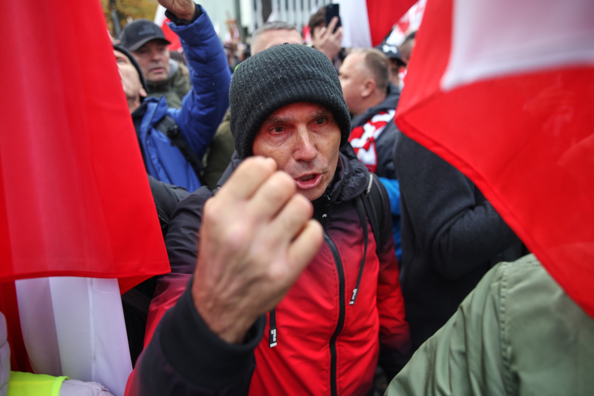 Demonštranti počas protestu pred poľským Ústavným súdom vo Varšave. 