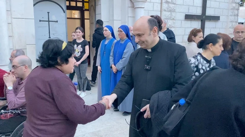 Otac Gabrijel kaže za BBC da su svakodnevni pozivi pape Franje bili spas za malu katoličku zajednicu u Gazi | Foto: BBC