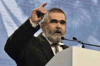 "Siary" romans z PiS. "Nie chodziło o pieniądze. Miał ich dużo". Więc o co?