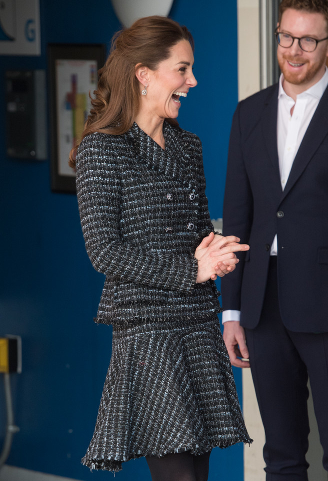 Kate Middleton o krok od wpadki. Z trudem panowała nad krótką spódniczką