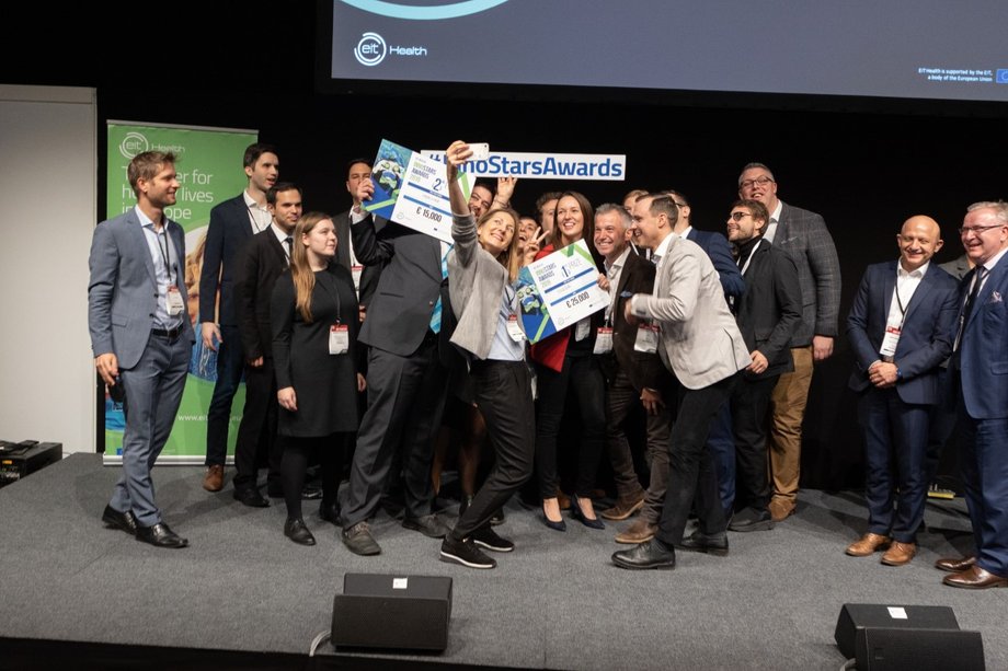 Magdalena Jander i Adam Kiciak odbierają nagrodę dla najbardziej innowacyjnego starupu na największej konferencji biotechnologicznej w Europie - Bio-Europe w Hamburgu