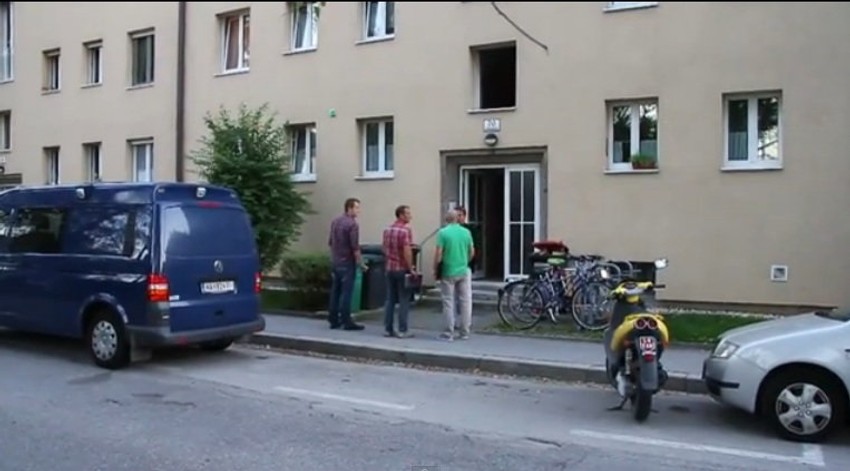 Policijski uviđaj ispred zgrade u kojoj se desila porodična tragedija