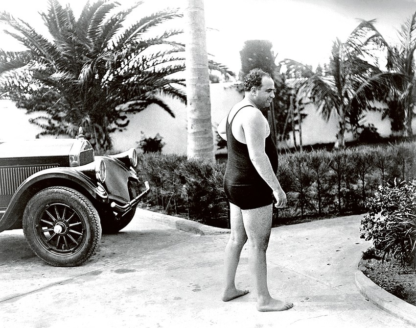 Procenjuje se da je Kapone zarađivao desetine miliona dolara svake godine. Većinu tridesetih godina proveo je u zatvoru zbog izbegavanja da plati porez