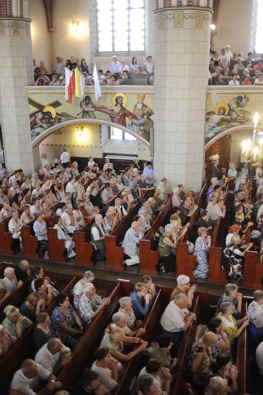 Tłumy wiernych z całej Polski przybyły do Legnicy, by zobaczyć  "krwawą hostię"