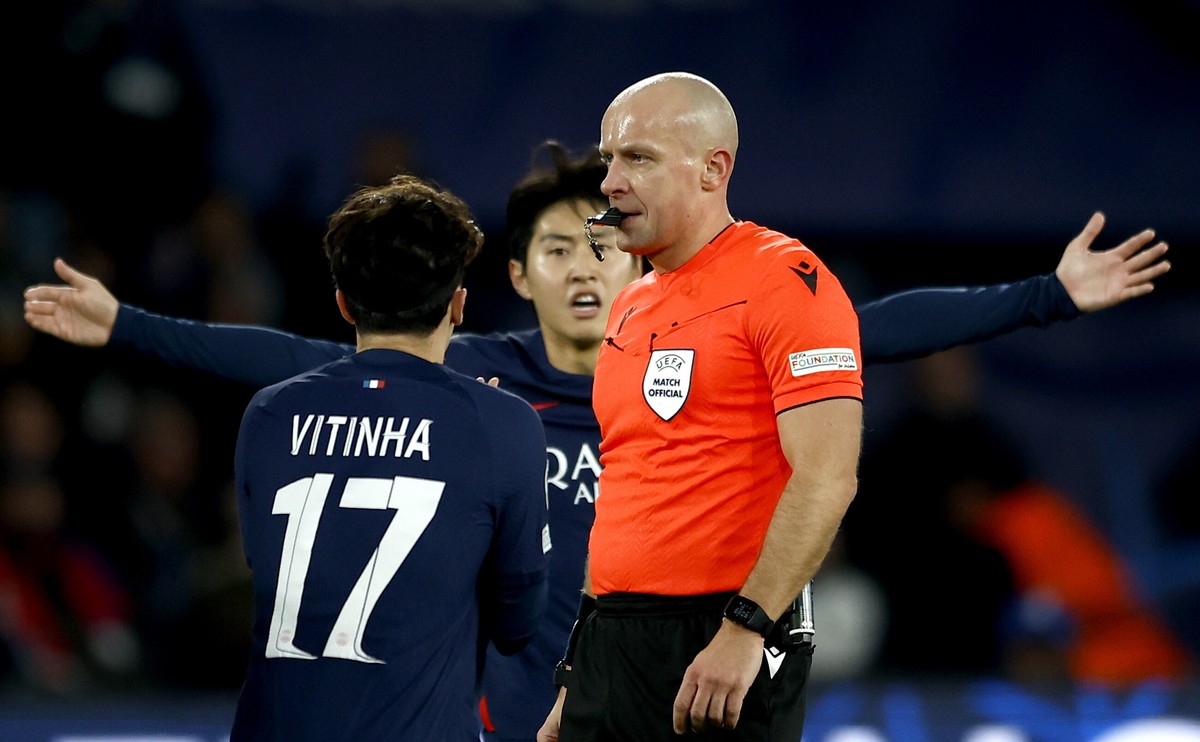 Szymon Marciniak podjął kontrowersyjną decyzję i podyktował rzut karny dla Paris Saint-Germain