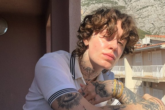 OVO JE PEVAČICA KOJA JE DISKVALIFIKOVANA SA DORE U vezi je sa svetskom manekenkom, telo joj prekriveno tetovažama: "Evrovizija mi je bila velika želja"