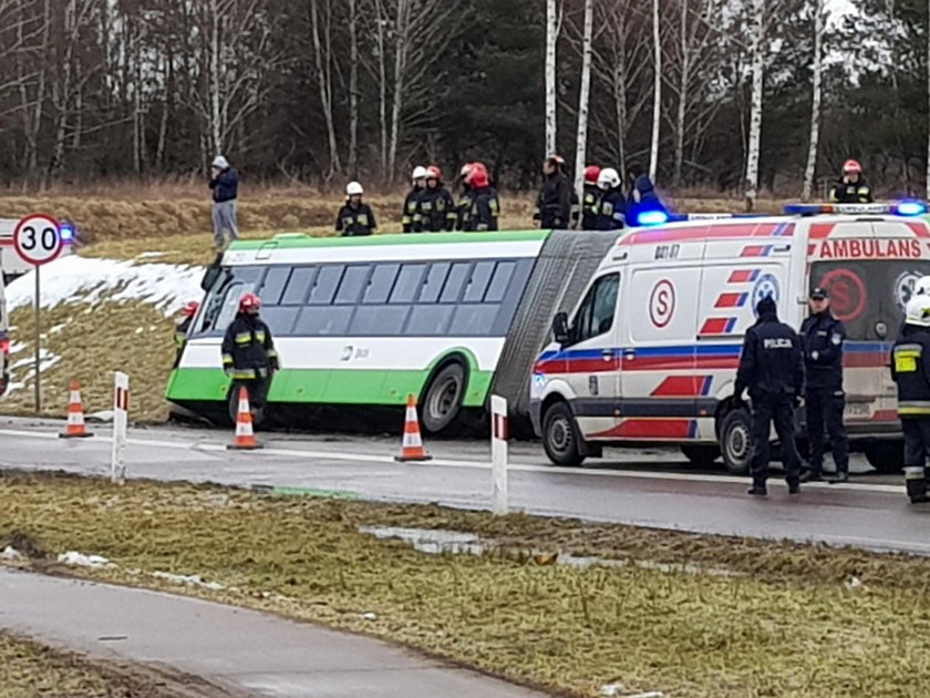 Groźny wypadek na Podlasiu. Autobus wypadł z drogi