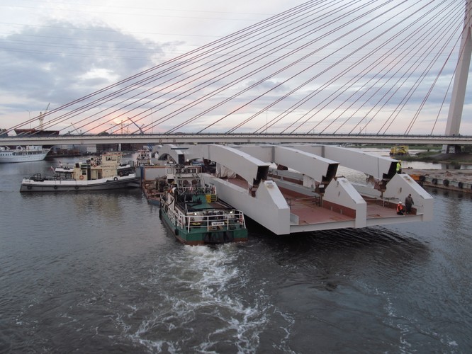 Przeprawa będzie miała 122 metry długości i ma ważyć ponad 2 tys. ton. Po dwóch torach składy pojadą nią z prędkością 100 km/h. Wtedy skokowo wzrośnie przepustowość: po starym moście mogło jeździć 30 par pociągów na dobę, z nowego będzie mogło korzystać ich 180. Konstrukcja będzie osadzona wyżej od poprzedniej, co ma usprawnić żeglugę. Most będzie efektownie iluminowany nocą.
<br>
- Wykonaliśmy ponad jedną trzecią prac. W sumie na modernizowanej linii 226 powstaje 19 obiektów inżynieryjnych tj. mosty, wiadukty i dwie nastawnie – wylicza Mirosław Siemieniec z PKP PLK.